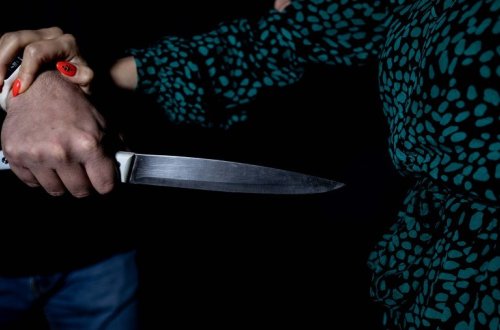 Kürdəmir sakini arvadına 20 bıçaq zərbəsi vurub