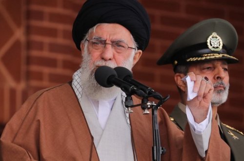 Xamenei İranda etiraz aksiyaları başlayandan sonra ilk dəfə ictimaiyyət arasında görünüb