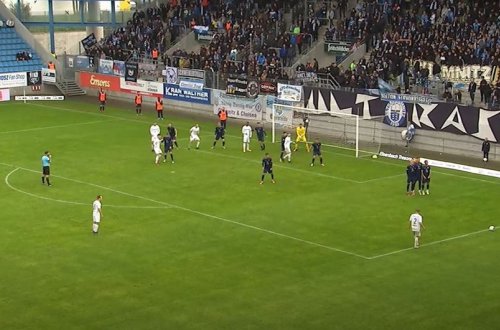 Almaniya çempionatında futbolçu başını beton divara çırpıb