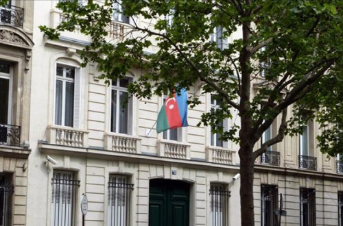 Bir qrup radikal erməni Fransadakı səfirliyimizin binasına qırmızı rəngli boya atıb