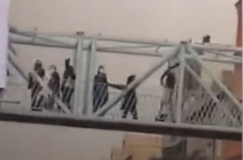 İranlı qızlar hicablarını çıxardaraq etiraz etdilər: Sürücülər dəstək verdi - VİDEO