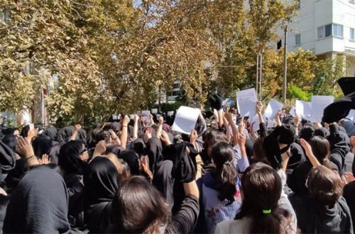 İranda şagirdlər və tələbələr dərsləri boykot etdilər - Video