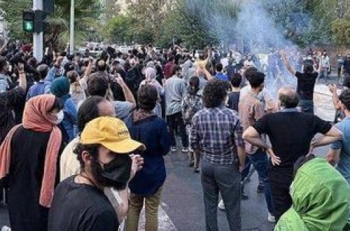 İranda keçirilən etiraz aksiyalarında orta məktəb şagirdləri də iştirak edib