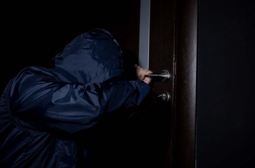 Bakıda qadın evə silahlı basqın edib