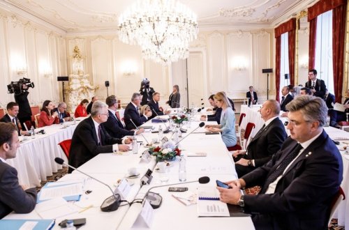 Ильхам Алиев принял участие в круглом столе 