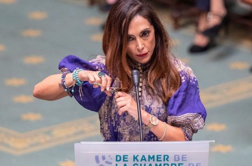 Belçika parlamentinin deputatından iranlı qadınlara DƏSTƏK - Saçını kəsdi - VİDEO