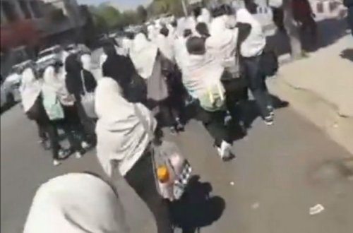 İranın daha bir şəhərində məktəbli qızlar etiraza qalxdılar - VİDEO