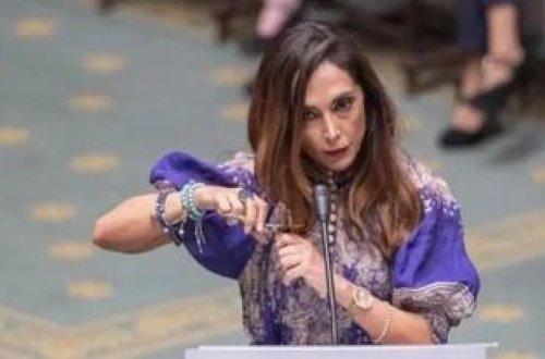 Belçikanın xarici işlər naziri iranlı qadınlara dəstək olaraq saçını kəsdirib