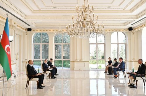 Ильхам Алиев поблагодарил британского посла за изучение азербайджанского языка