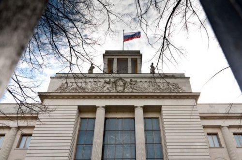 Rusiyanın Almaniyadakı səfirliyinin binasına boya ilə doldurulmuş şüşələr atılıb