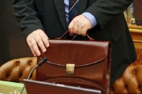 Müəllimlərin etiraz etdiyi direktor işdən çıxarıldı (FOTO)