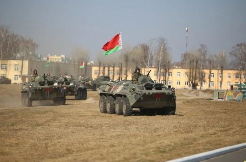 Belarus Ukrayna ilə sərhədə əlavə hərbi texnika toplayır