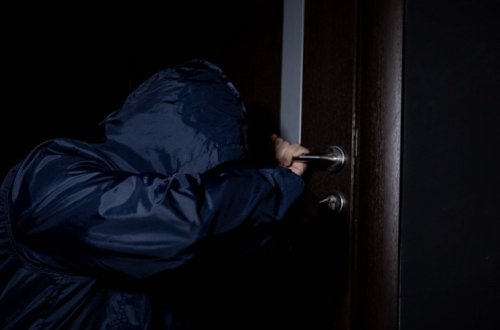 Bakıda azyaşlılar mağazadan 4000 manatlıq oğurluq edib