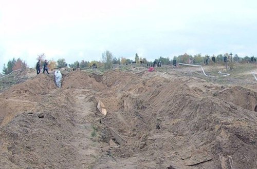 Ukraynanın azad edilmiş şəhərində kütləvi məzarlıq tapıldı - Foto