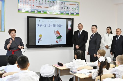 Azərbaycan Prezidenti qırğızıstanlı məktəblilərə Heydər Əliyevin orta təhsil haqqında şəhadətnaməsini nümunə göstərib