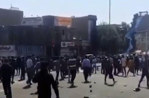 İranda etirazçılardan müqavimət: xüsusi təyinatlılar belə qaçdı - VİDEO