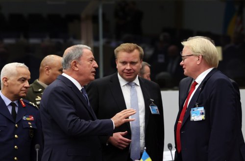 Hulusi Akar İsveçin və Ukraynanın müdafiə nazirləri ilə görüşüb