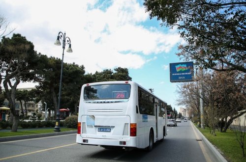 Dayanacaqdan kənarda avtobusa minmək istəyən şəxs sürücüyə xəsarət yetirib