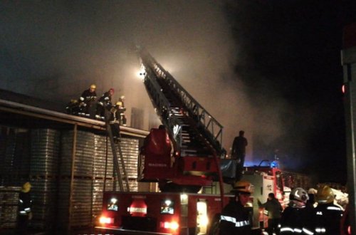 Sumqayıtda şüşə məmulatları sexində yanğın baş verib - YENİLƏNİB