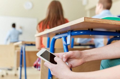 Məktəblərdə şagirdlərə telefon qadağası qoyulub - SƏBƏB