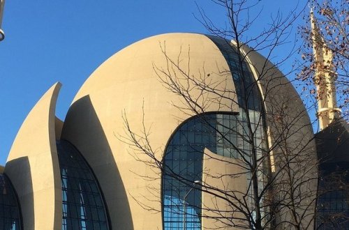 Köln məscidində ilk dəfə azan səsləndirilməsinə icazə verilib