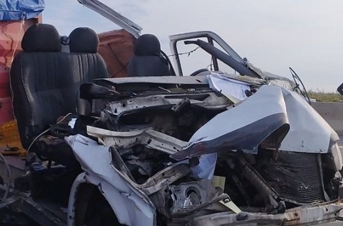 Kürdəmirdə mikroavtobus traktorla toqquşub, xəsarət alanlar var