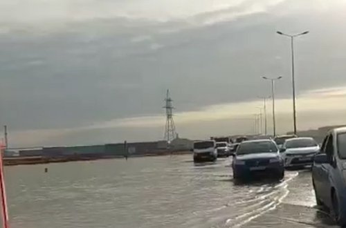 Su kəmərində qəza: Bakı-Qazax avtomagistralını su basıb, əraziyə Mülki müdafiə qoşunları cəlb olunub - FOTO - YENİLƏNİB-3