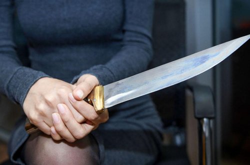 Bakıda gözəllik salonundan gələn qadın ərinin içki məclisini qana boyadı - Şok təfərrüat