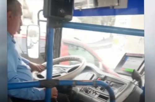 Bakıda avtobus sürücüsü yola yox filmə baxır - VİDEO