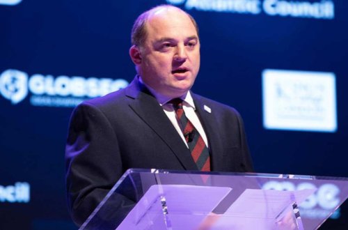 Britaniyanın müdafiə naziri ABŞ-a təcili səfər edib