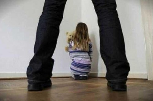 Arvadını öldürüb, qızını zorladı