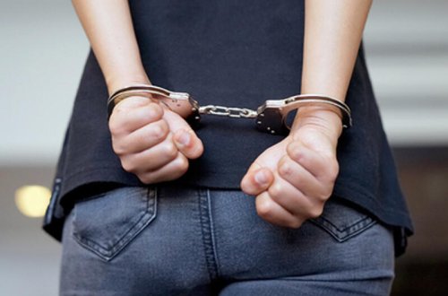 Qızına zəhər içirdib pəncərədən atdı