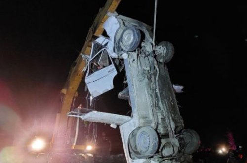 Hacıqabulda avtomobil kanala düşüb, ölən və yaralanan var