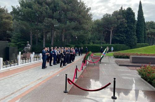 Bakı Beynəlxalq Konfransının iştirakçıları Fəxri və Şəhidlər xiyabanlarını ziyarət ediblər