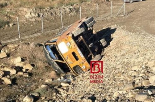 Siyəzəndə avtobus aşdı: 10 yaralı var - FOTO