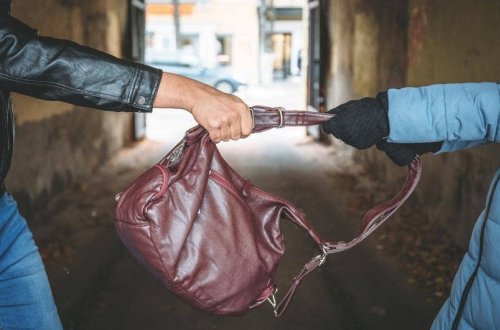 Bakıda qadının çantasından 2000 manatlıq mobil telefon oğurlanıb