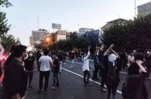 İranın şəhər və universitetlərində etirazlar davam edir