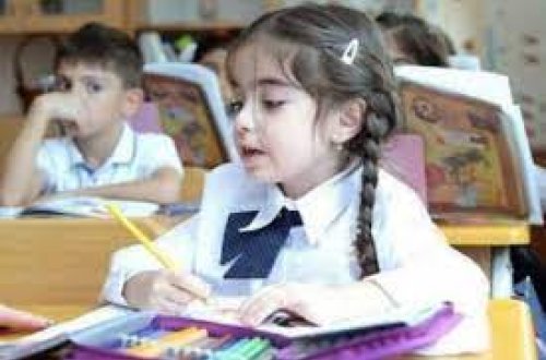 Saç rəngini dəyişmək, qısa və dar geyinmək qadağan olunacaq - Məktəblərlə bağlı yeni QAYDALAR