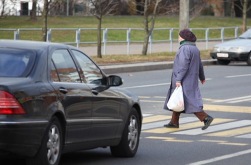 Maşın piyadanı vurub bir neçə metr kənara atdı