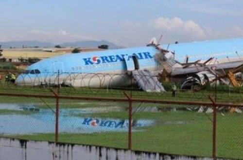 Filippində sərnişin təyyarəsi uçuş-enmə zolağından çıxıb