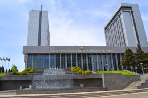 “Adam var ki, gah YAP-ın, gah da “Müsavat”ın tədbirində görürsən”