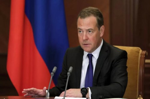 Medvedev: “Rusiyada tankdan tutmuş dronlara qədər istehsal artır”