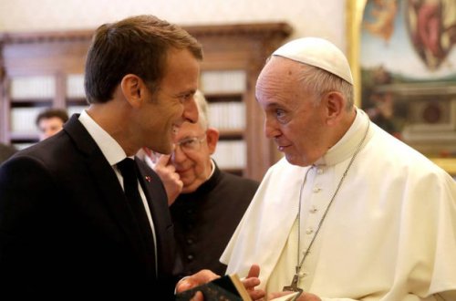 Makron Roma Papasından Putinə zəng vurmağı xahiş etdi