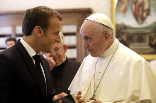 Makron Roma Papasına oğurlanmış kitab hədiyyə edib