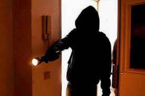 Bakıda mağazadan 4 290 manat və kameranın yaddaş qurğusu oğurlanıb