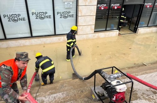 Bakıda qəza baş verən ərazidə obyektləri su basıb - VİDEO