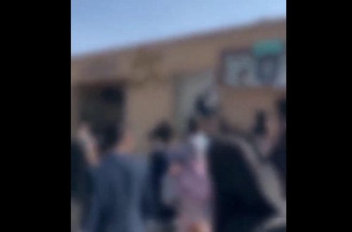 İranlı tələbələr Xameneyinin banerini dağıtdılar - VİDEO