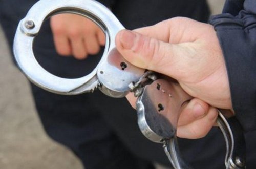 Yeniyetmə 11 saylı məktəbə bıçaqla girdi, direktoru ölümlə hədələdi