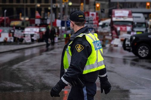 Kanadada İran hakimiyyətinə qarşı keçirilən yürüş iştirakçılarının üzərinə avtomobil sürülüb