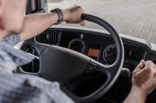 Azərbaycanda mikroavtobus sürücüsü sükan arxasında öldü